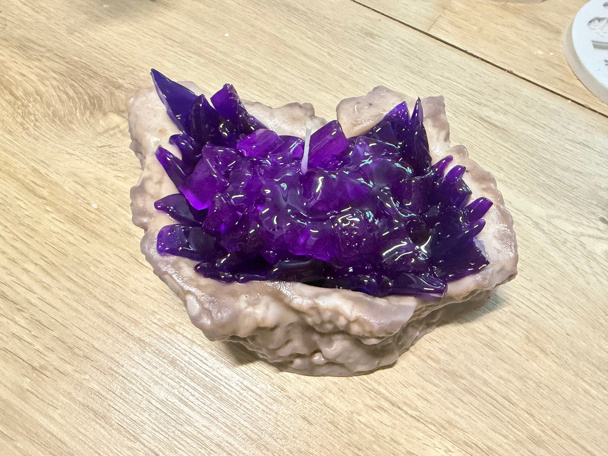 Amethyst Glow – Handgemachte Kristallkerze im Geoden-Look