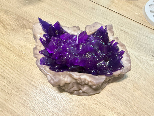Amethyst Glow – Handgemachte Kristallkerze im Geoden-Look