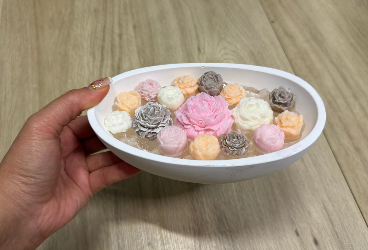 Blütenzauber – Handgemachte Blumenkerze in ovaler Schale