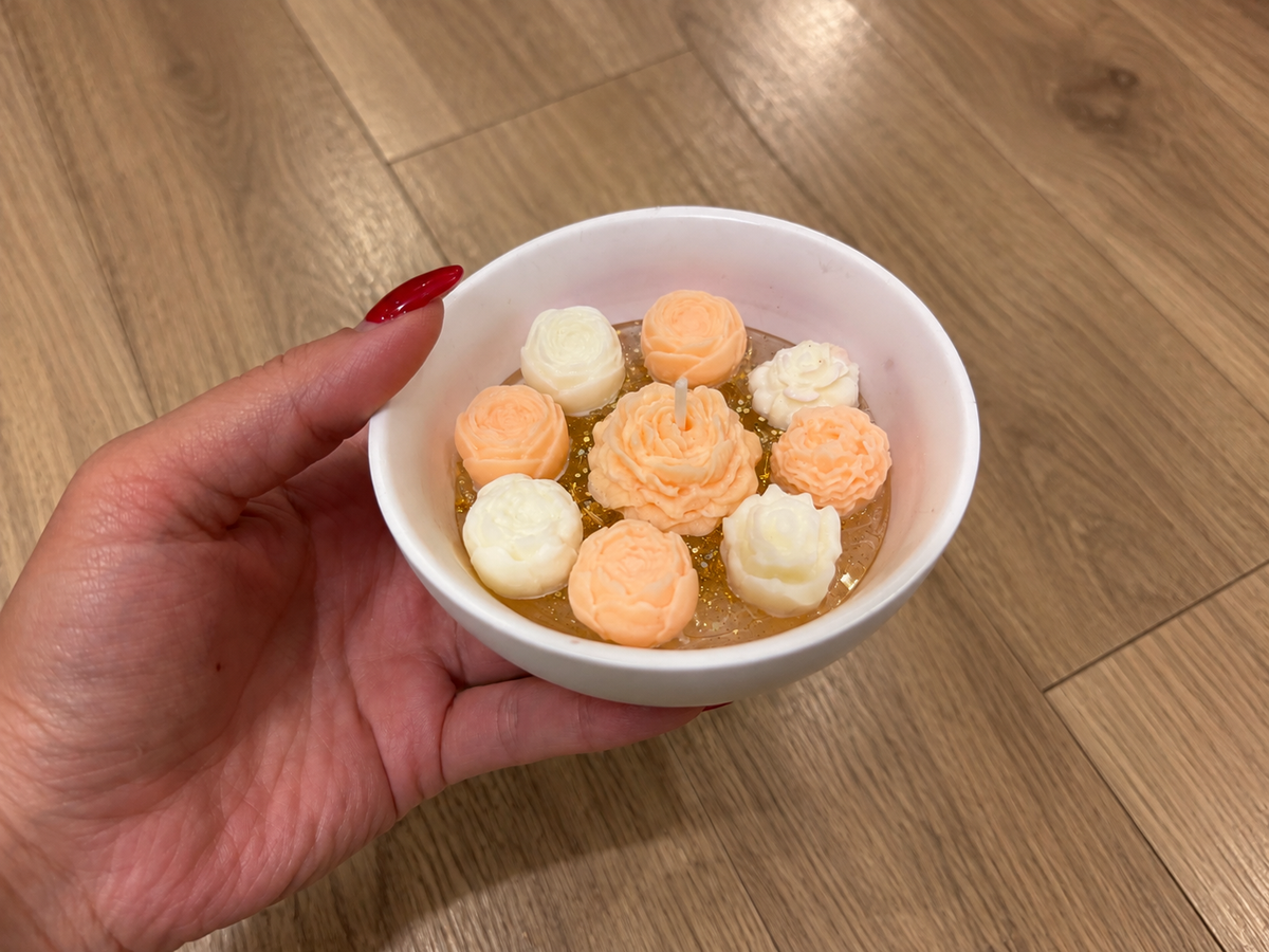 Blütenzauber – Handgemachte Blumenkerze in Schale