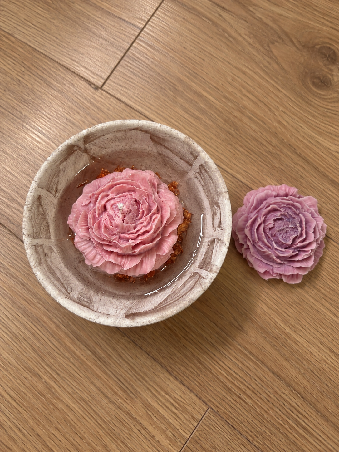 Blütenzauber – Handgemachte Blumenkerze in Schale