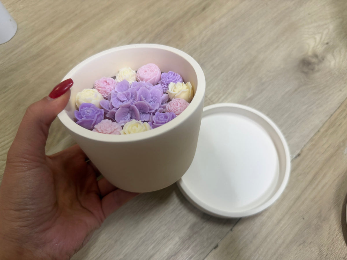 Blütenzauber – Handgemachte Blumenkerze - Dose mit Deckel