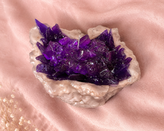 Amethyst Glow – Handgemachte Kristallkerze im Geoden-Look