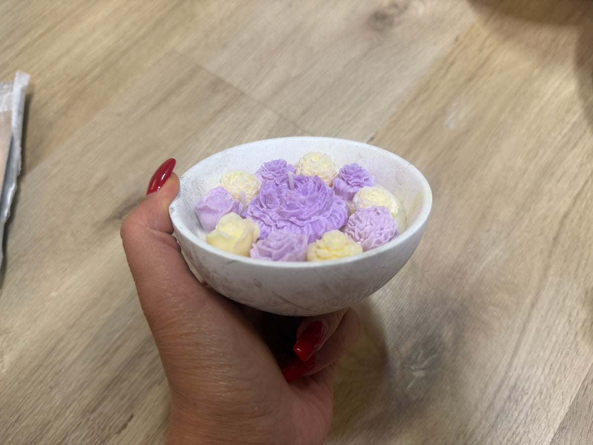 Blütenzauber – Handgemachte Blumenkerze in Schale