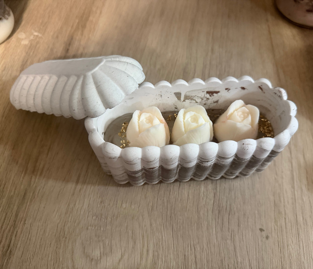 Rose Shell Candle – Handgemachte Sojawachskerze mit Rosen