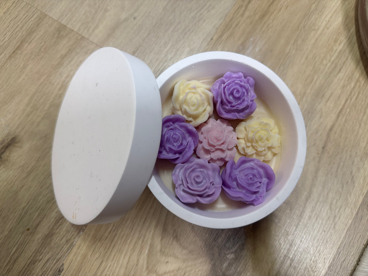 Blütenzauber – Handgemachte Blumenkerze - Dose mit Deckel