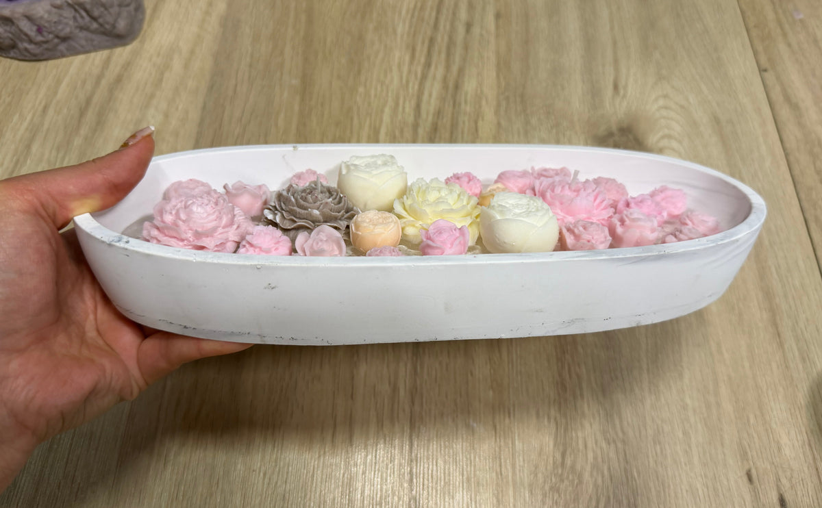Blütentraum XXL – Handgemachte Blumenkerze in ovaler Schale