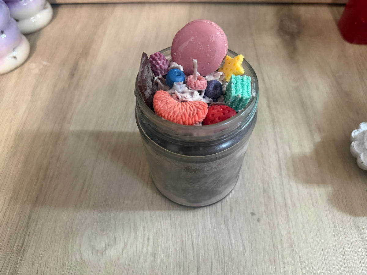 Sweet Dessert Candle – Handgemachte Kerze mit Früchten & Macaron
