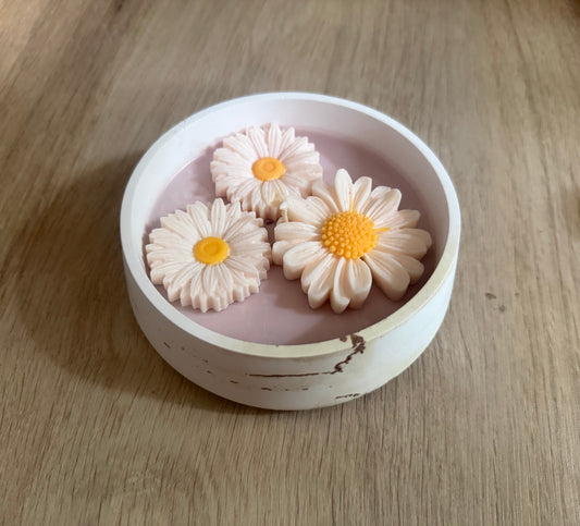 Daisy Candle – Handgemachte Blumenkerze im Behälter