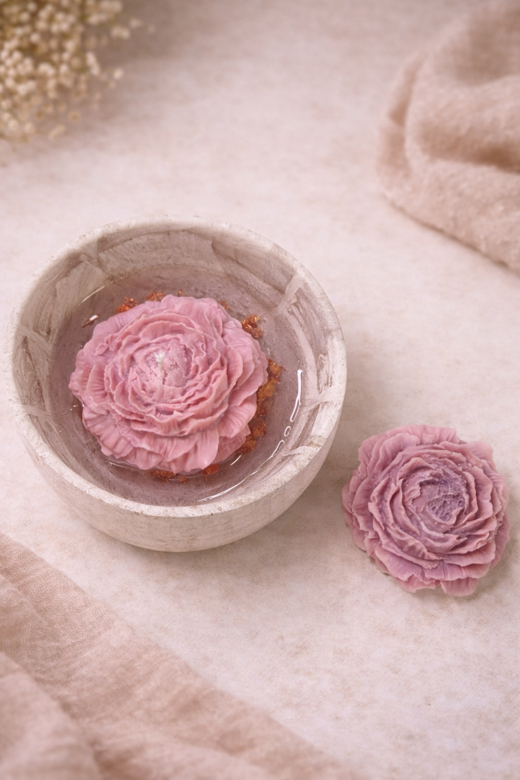Blütenzauber – Handgemachte Blumenkerze in Schale
