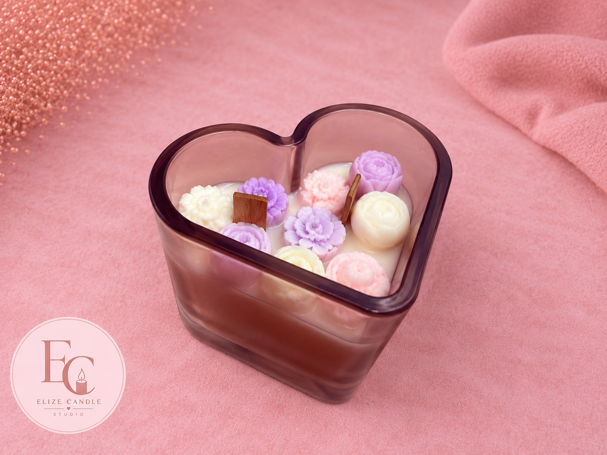 Golden Heart – Handgemachte Herzkerze mit Wachsblüten