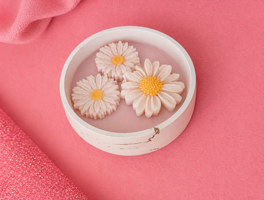 Daisy Candle – Handgemachte Blumenkerze im Behälter