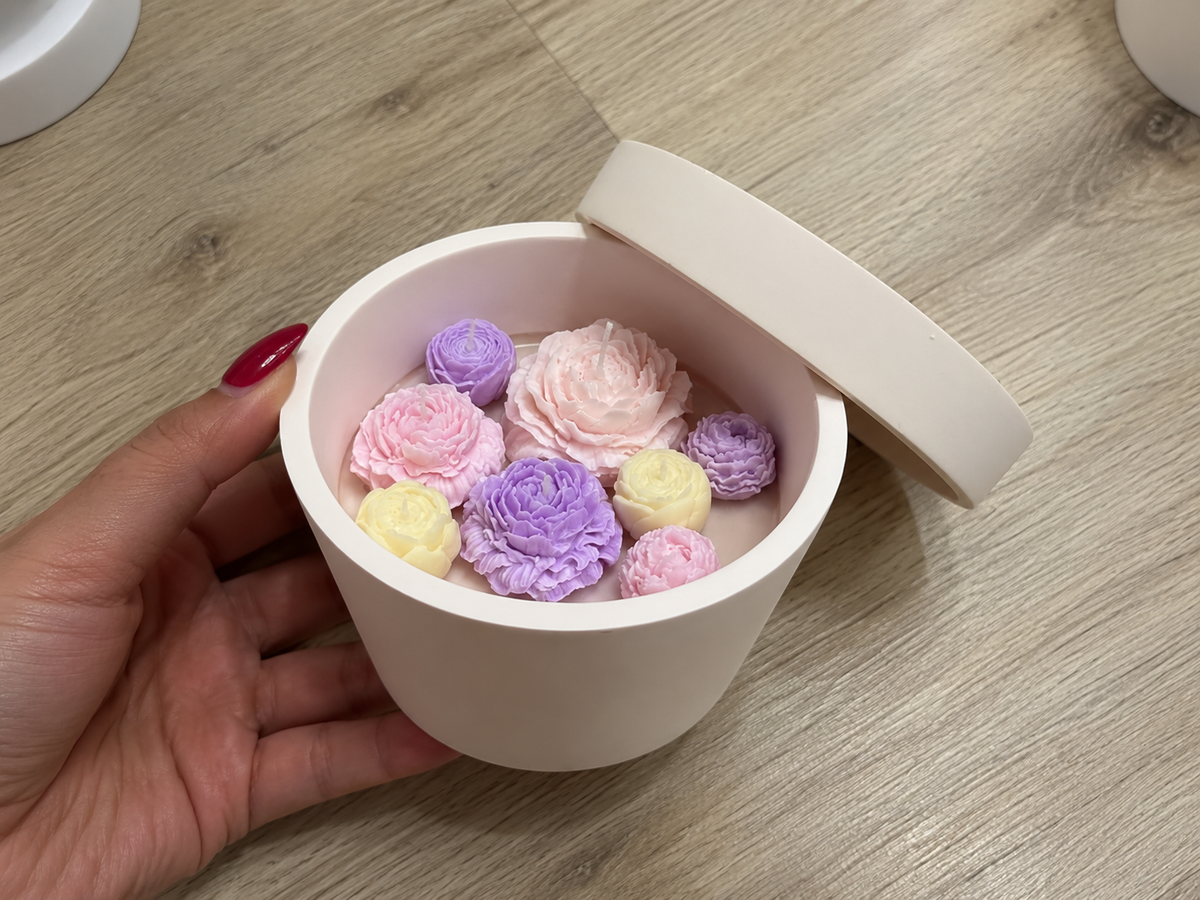 Blütenzauber – Handgemachte Blumenkerze - Dose mit Deckel